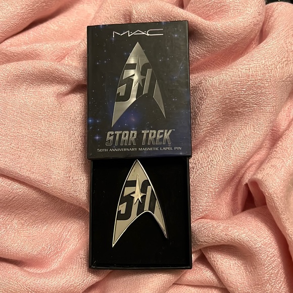 MAC COSMETICS STAR TREK EMPLOYEE MAGNET - Picture 1 of 1